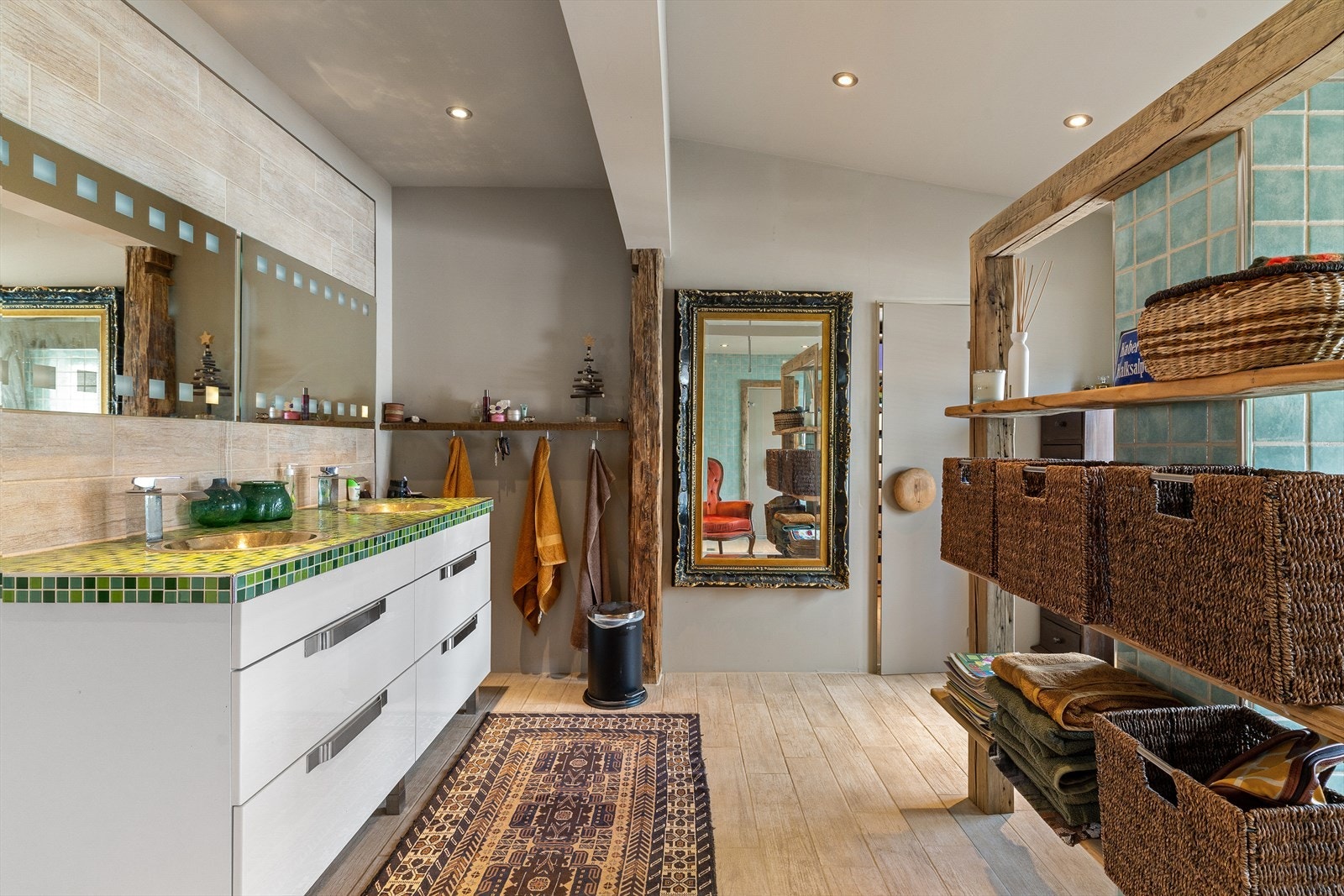 Rommet har innredning med 2 nedfelte servanter, veggmontert toalett og dusjnisje. Galleribilde