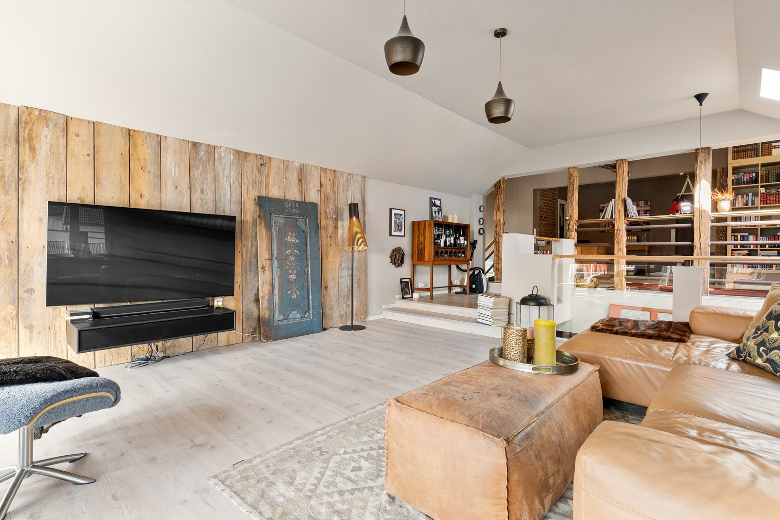 TV-stue med god plass til sofagruppe. Rommet fremstår som lyst og åpent og byr på både moderne og originale detaljer. Galleribilde