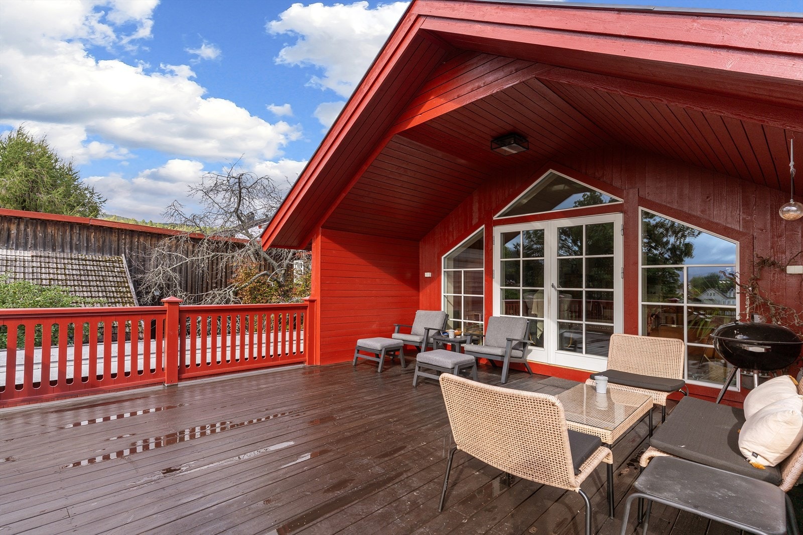 Balkong med utgang fra TV-stue. Balkongen har god plass til hagemøbler. Her sitter man usjenert til og kan nyte lange sommerkvelder! Galleribilde