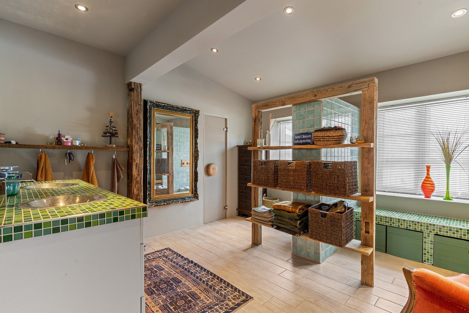 For belysning har rommet downlights i himling. Galleribilde