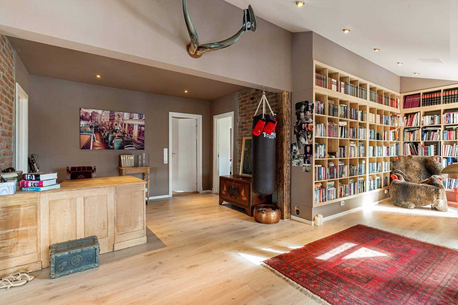 Rommet har plassbygde bokhyller med god plass til oppbevaring. Galleribilde