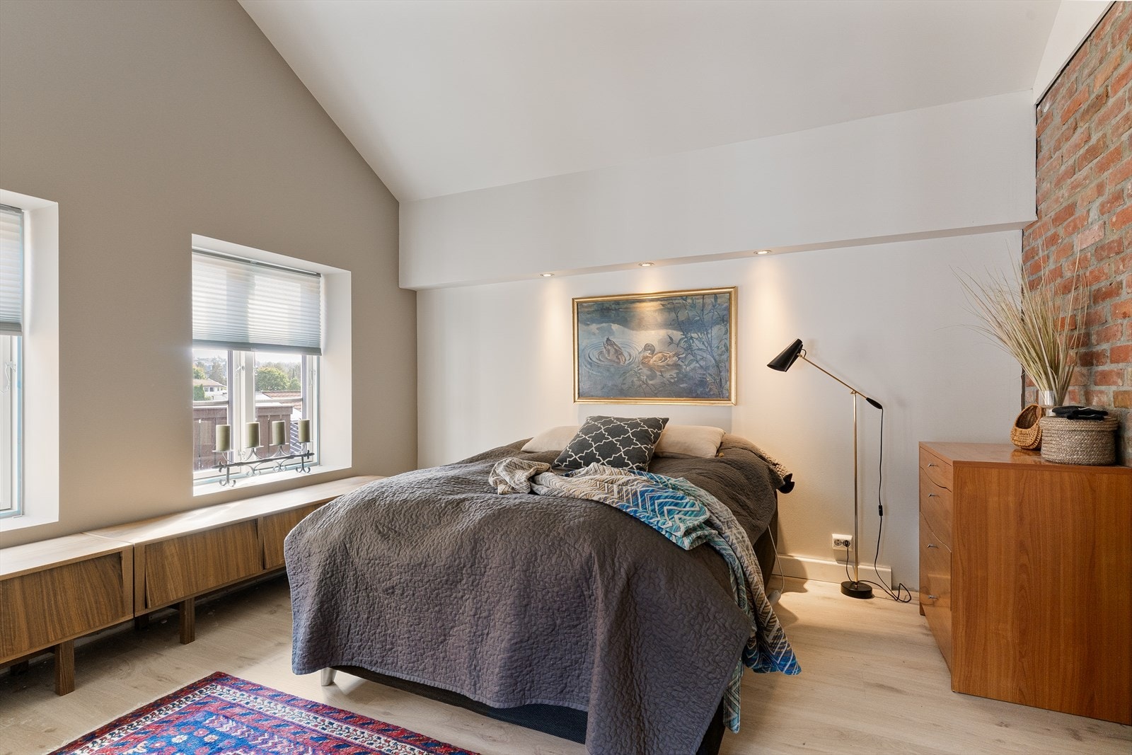 Hovedsoverom. Rommet har god plass til dobbeltseng, samt kommode for klessoppbevaring. Galleribilde