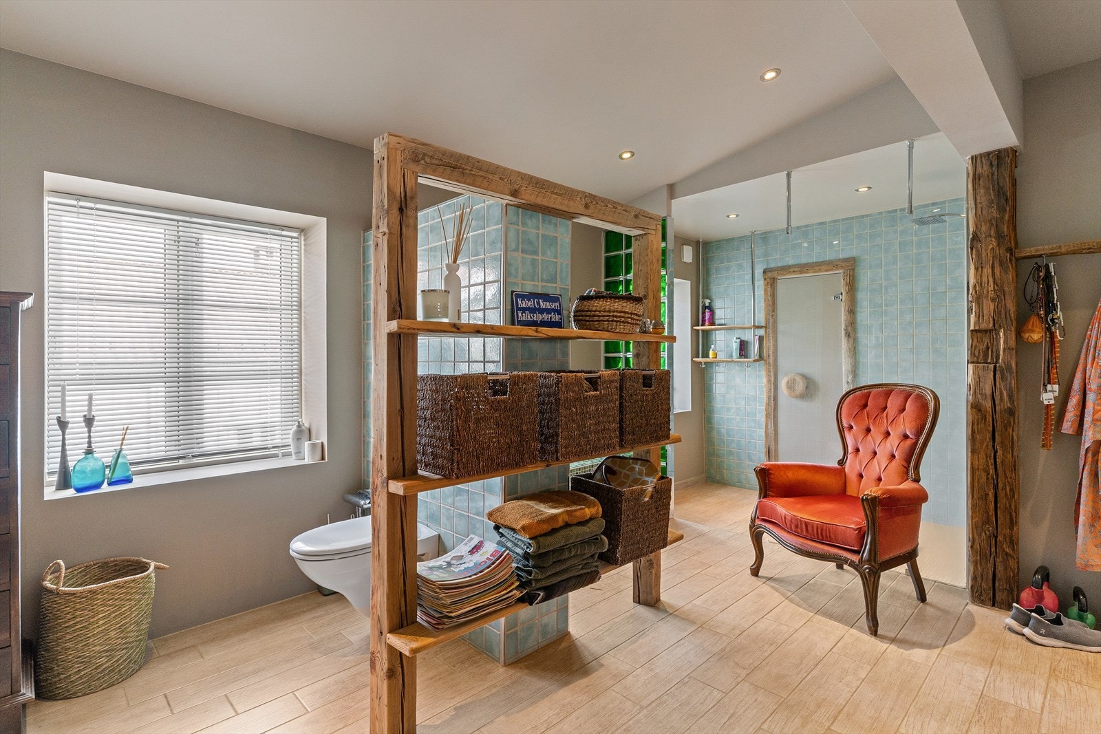 Veggene har fliser og malte plater. Taket er malt. Gulvet er flislagt. Rommet har elektriske varmekabler. Galleribilde