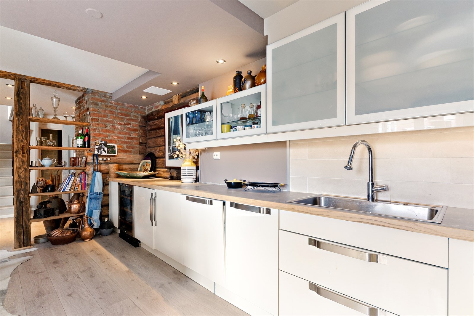 Kjøkkenet har god plass til oppbevaring i både benke - og vegghengte skap. Galleribilde