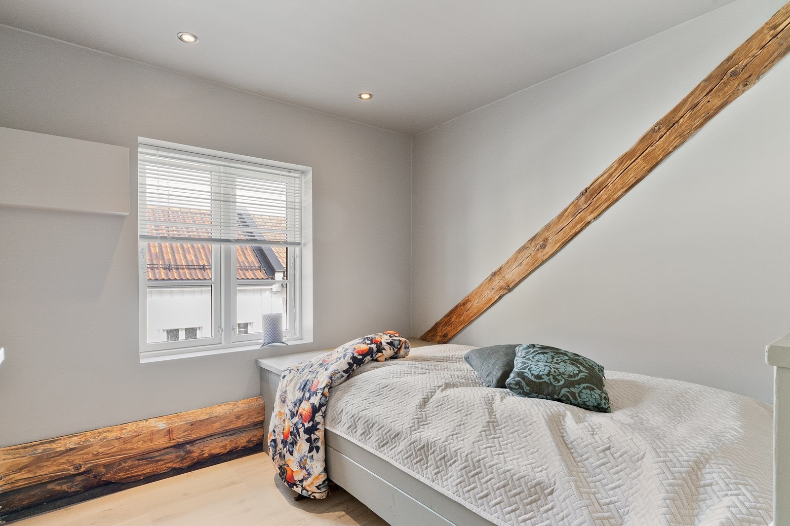 Soverom med god plass til seng og klesoppbevaring. Galleribilde