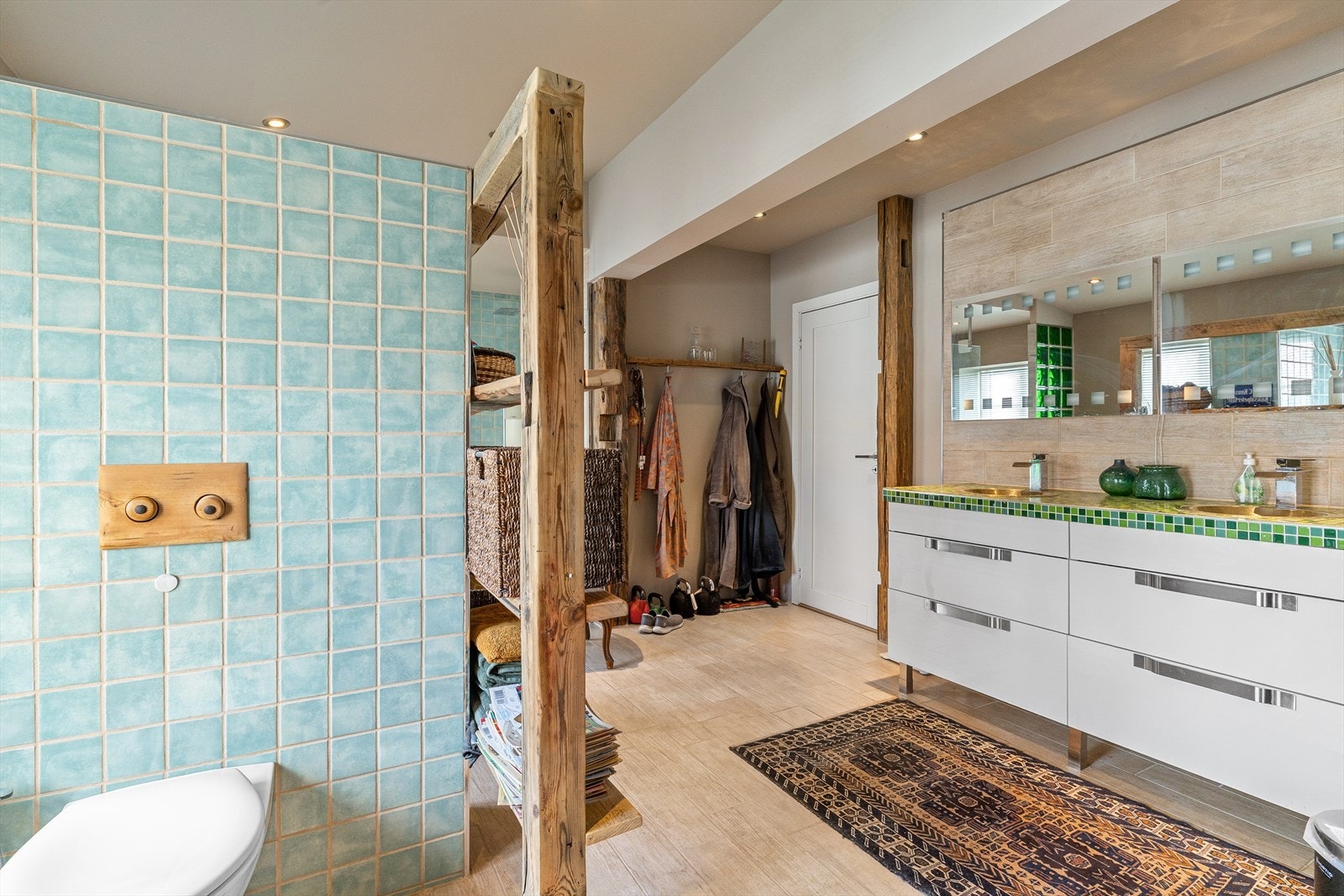 Romslig bad med moderne gjennomførsel, samt hint av detaljer fra originalt bygg. Galleribilde