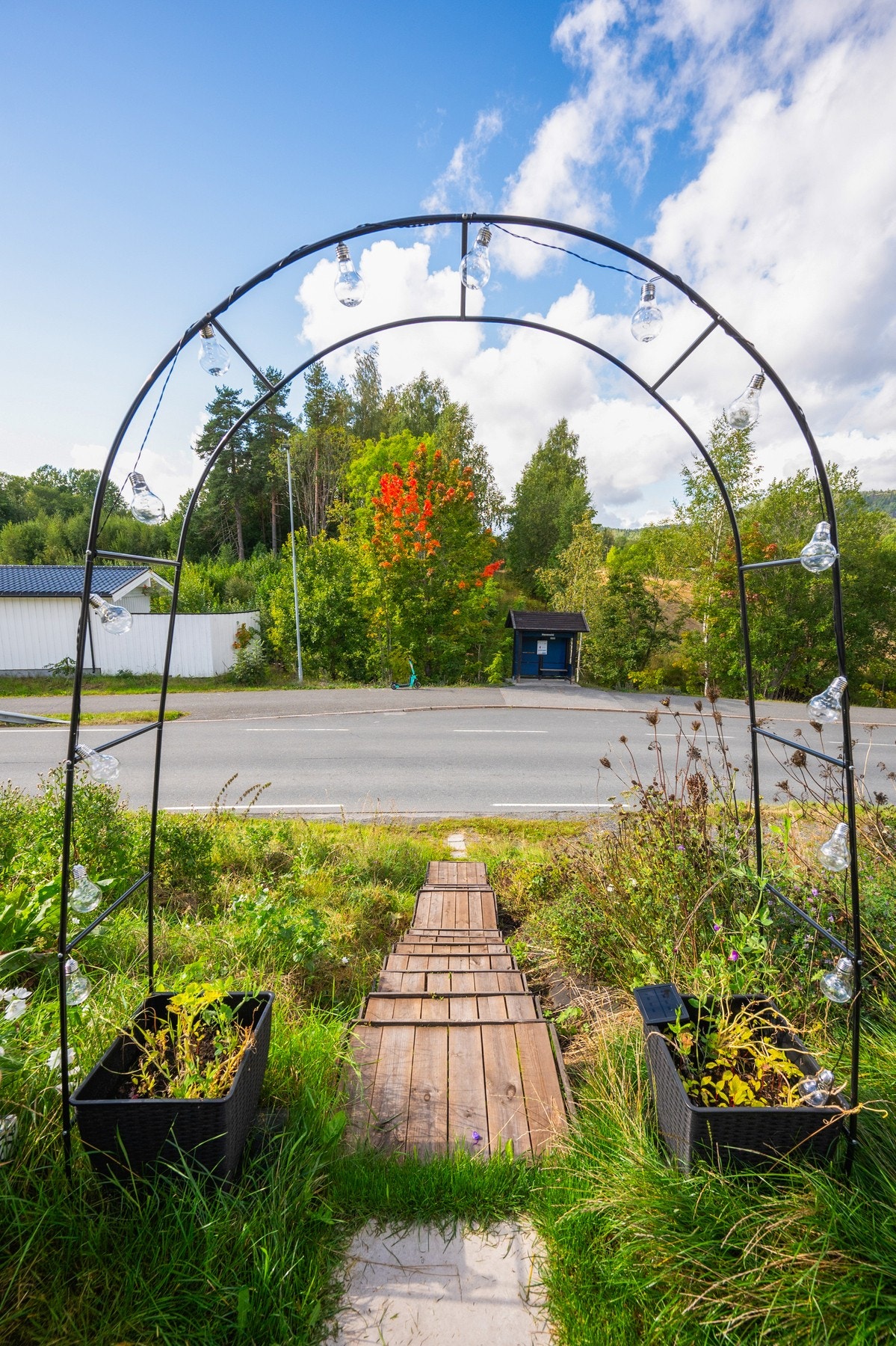 Fra hagen er det en snarvei med gangsti ut til bussholdeplass. Galleribilde