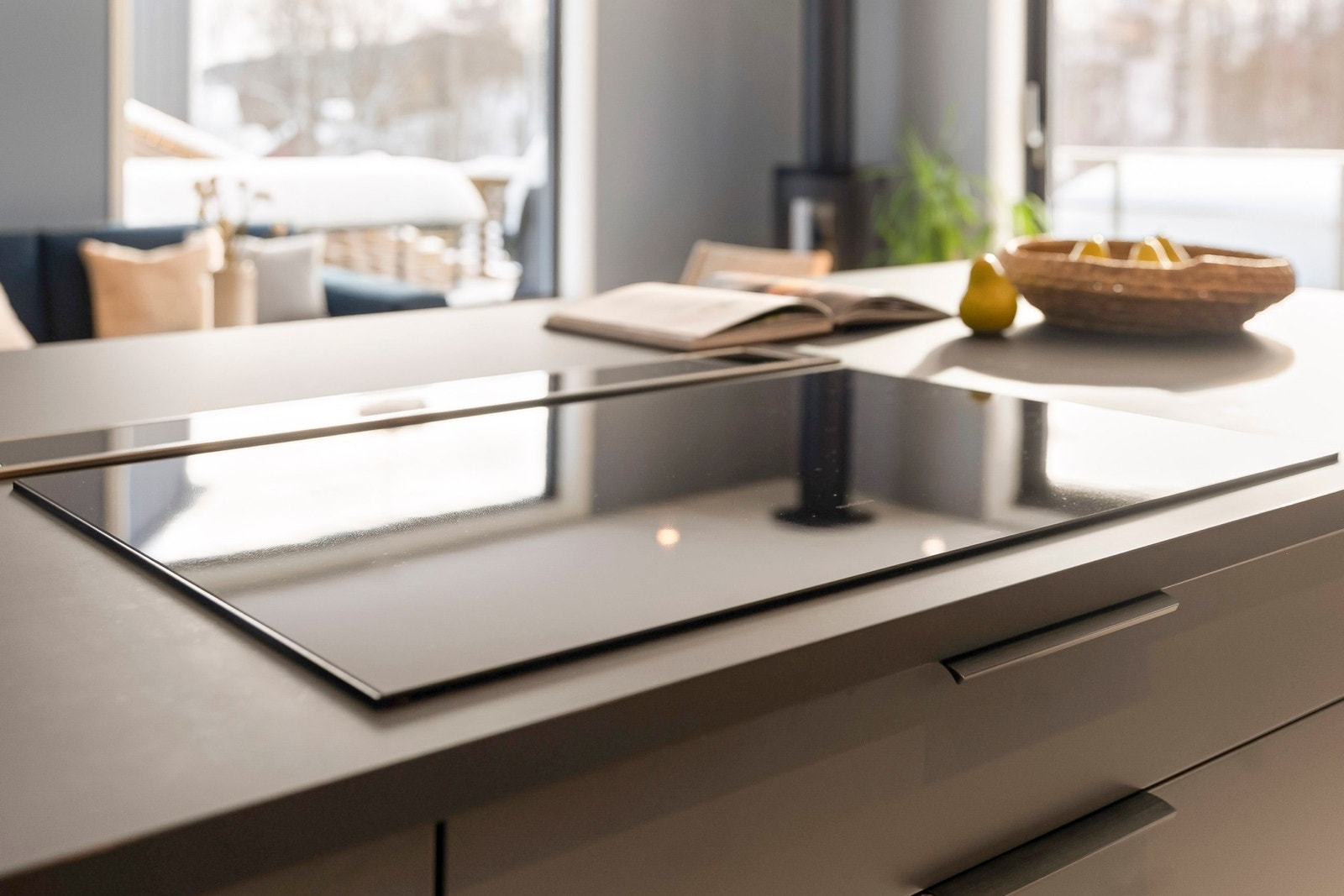 Kjøkkenet er utstyrt med integrerte hvitevarer bestående av platetopp, stekeovn, mikroovn, vinskap, oppvaskmaskin samt kjøl-/fryseskap. Galleribilde