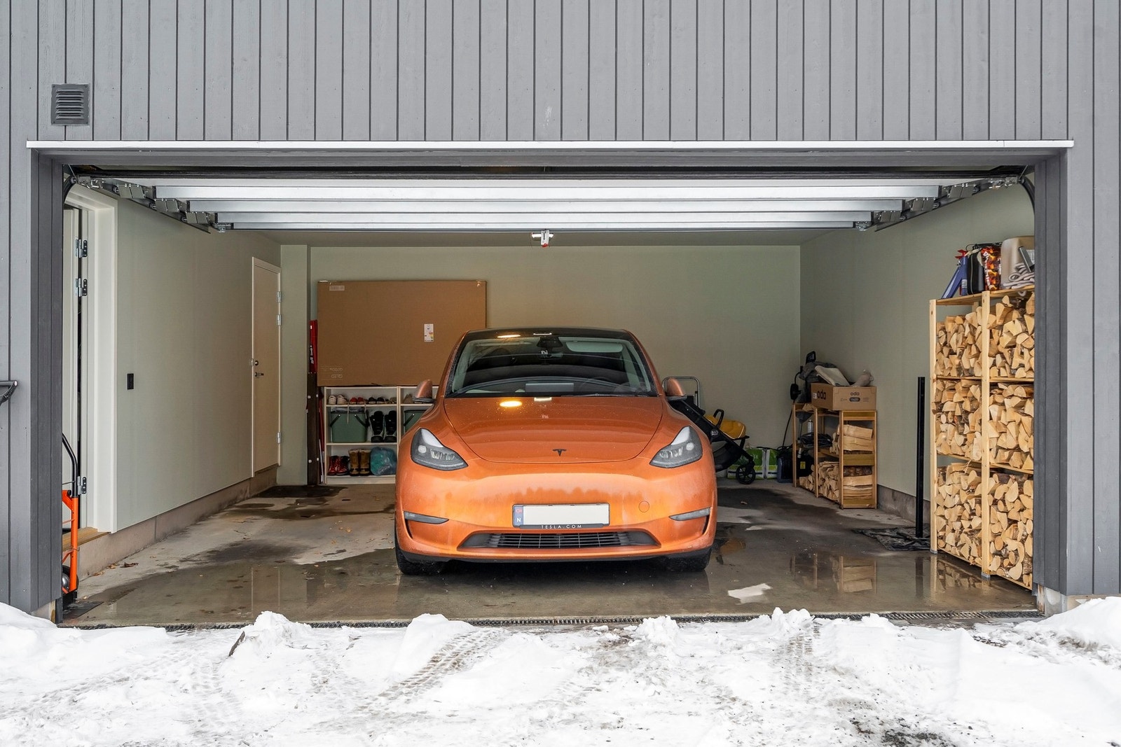 Boligen har en integrert, dobbel garasje med leddport og direkte adkomst til boligen. Galleribilde