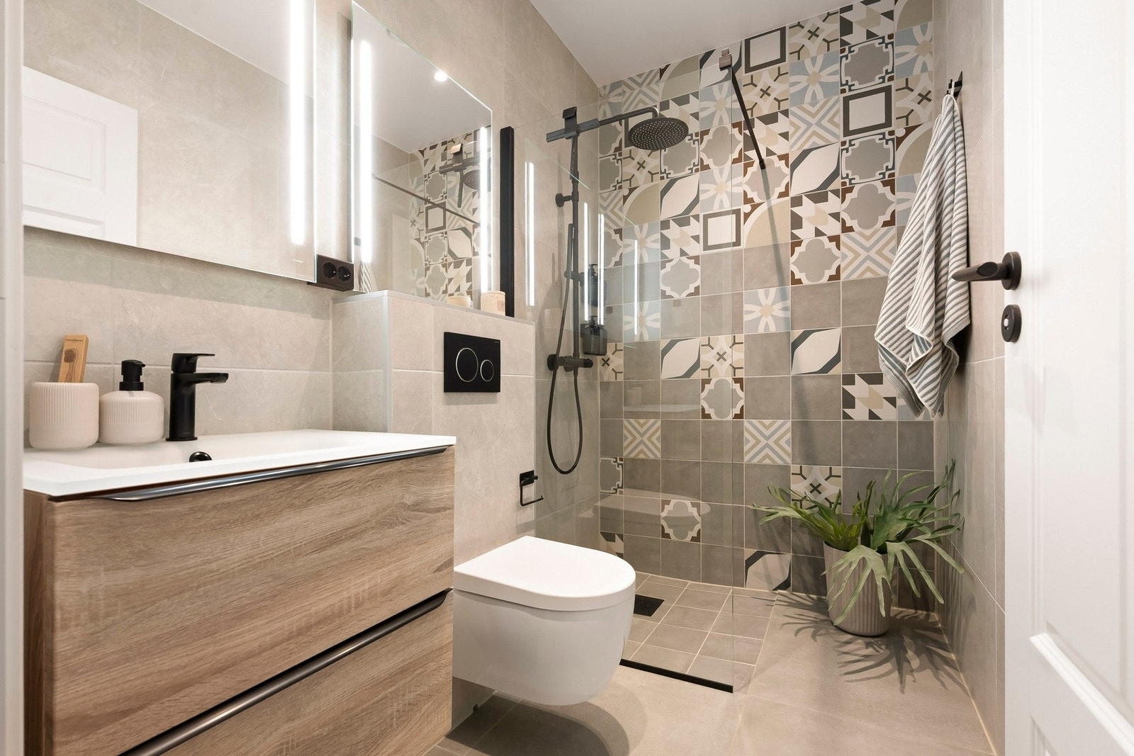 Delikat bad med behagelig gulvvarme og belysning med downlights. Galleribilde