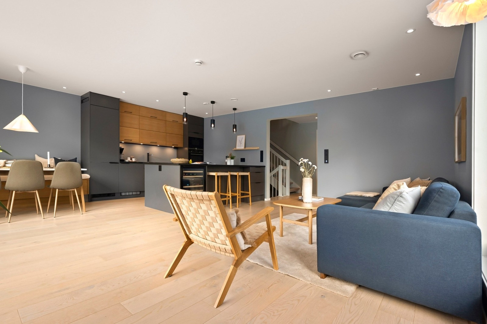 Veggene er malt i et tidsriktig fargevalg. Galleribilde