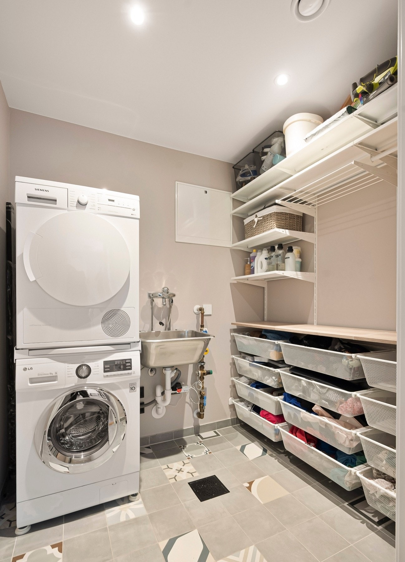 Vegg i vegg med toalettrommet finner du et praktisk, flislagt vaskerom med gulvvarme. Galleribilde