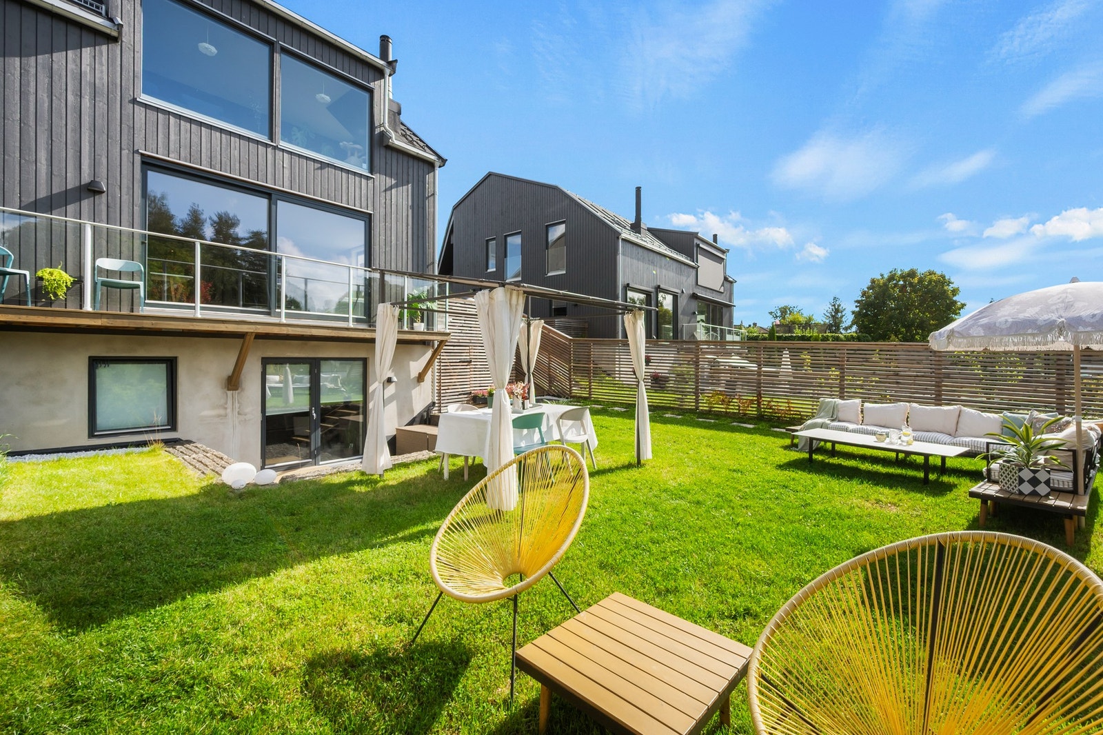 Her er det rikelig med plass til både sittegrupper, spiseplass og lek, noe som gjør uteområdet godt egnet for både hverdag og sosiale sammenkomster. Galleribilde