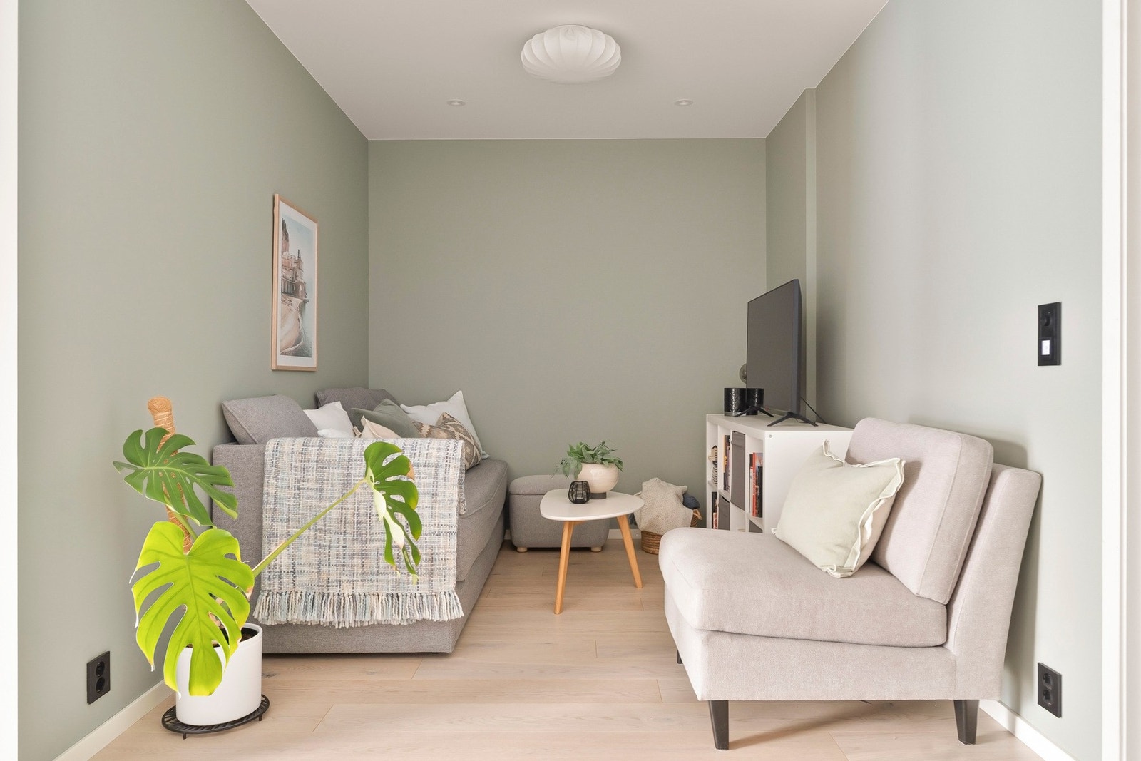 Stuen fremstår som lys og romslig med god plass til både sofa, TV-møblement og spisegruppe. Galleribilde