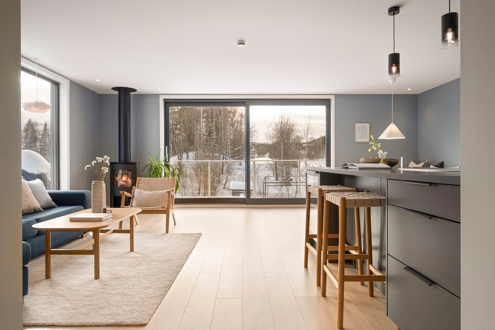 Boligen er oppgradert med smarthusløsning fra Elko, som styrer både lys og gulvvarme med app. Galleribilde