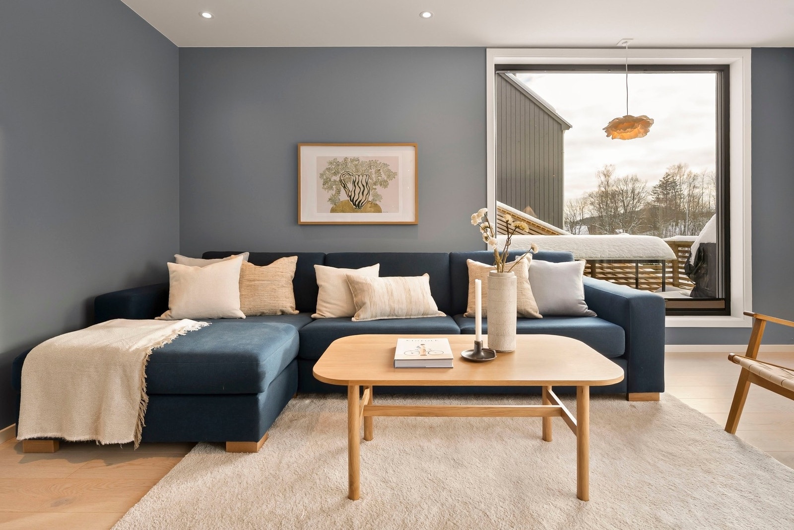 Gulvene er belagt med en-stavs eikeparkett som gir et helhetlig og eksklusivt uttrykk Galleribilde