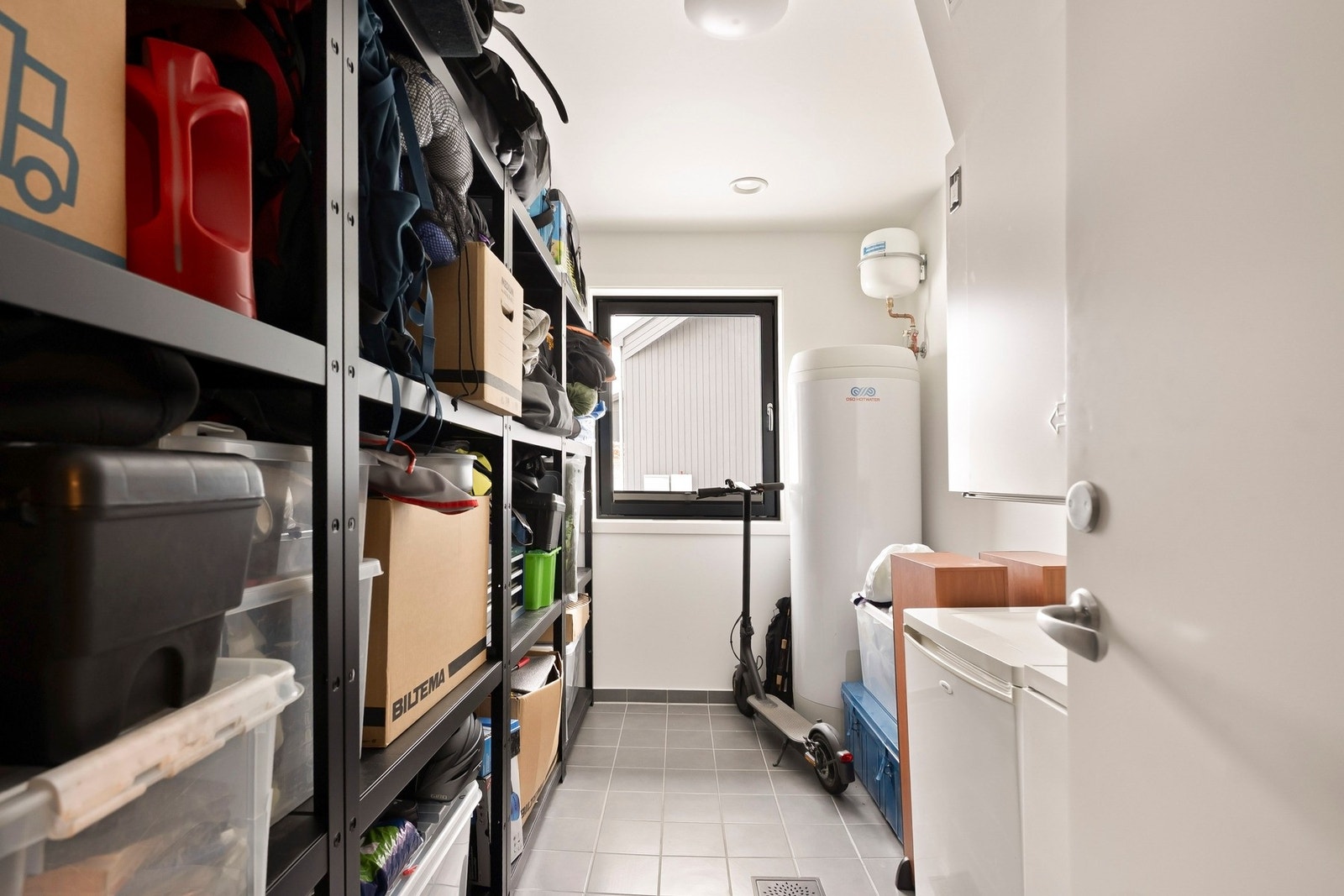 Fra garasjen er det inngang til et teknisk rom med plass til lagring av sesongutstyr m.m. Galleribilde