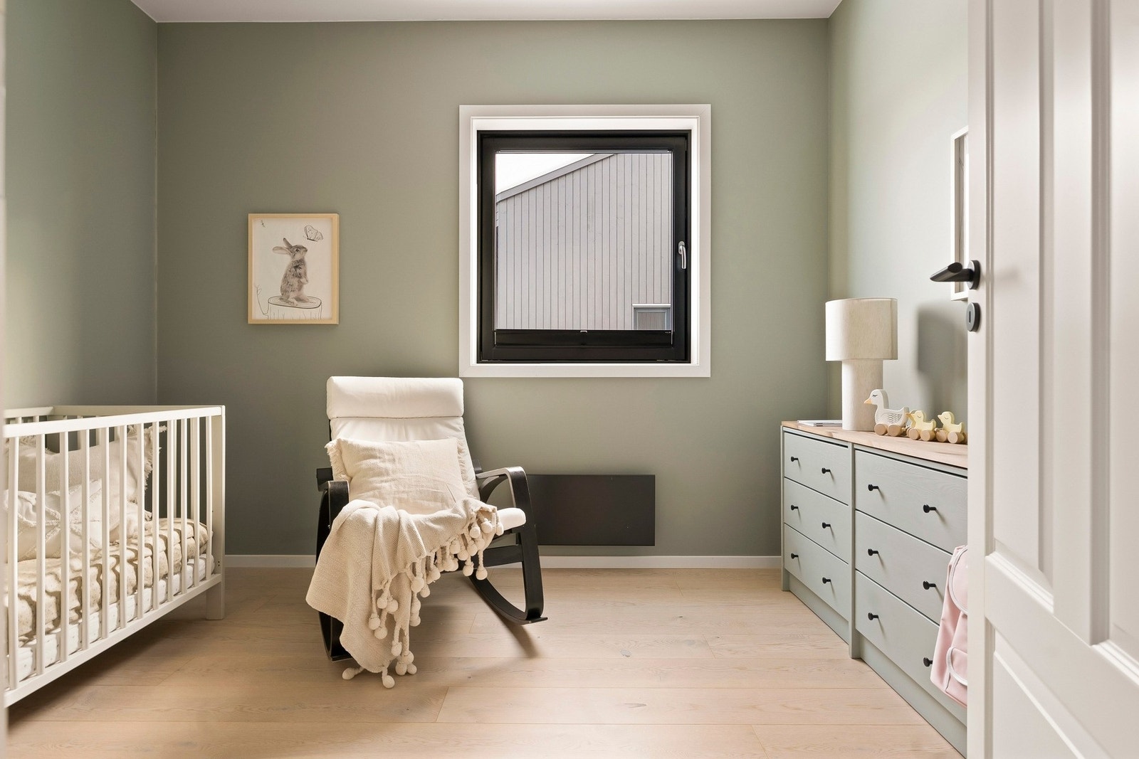 De andre soverommene er også av god størrelse med plass til en seng, nattbord og en oppbevaringsløsning. Galleribilde