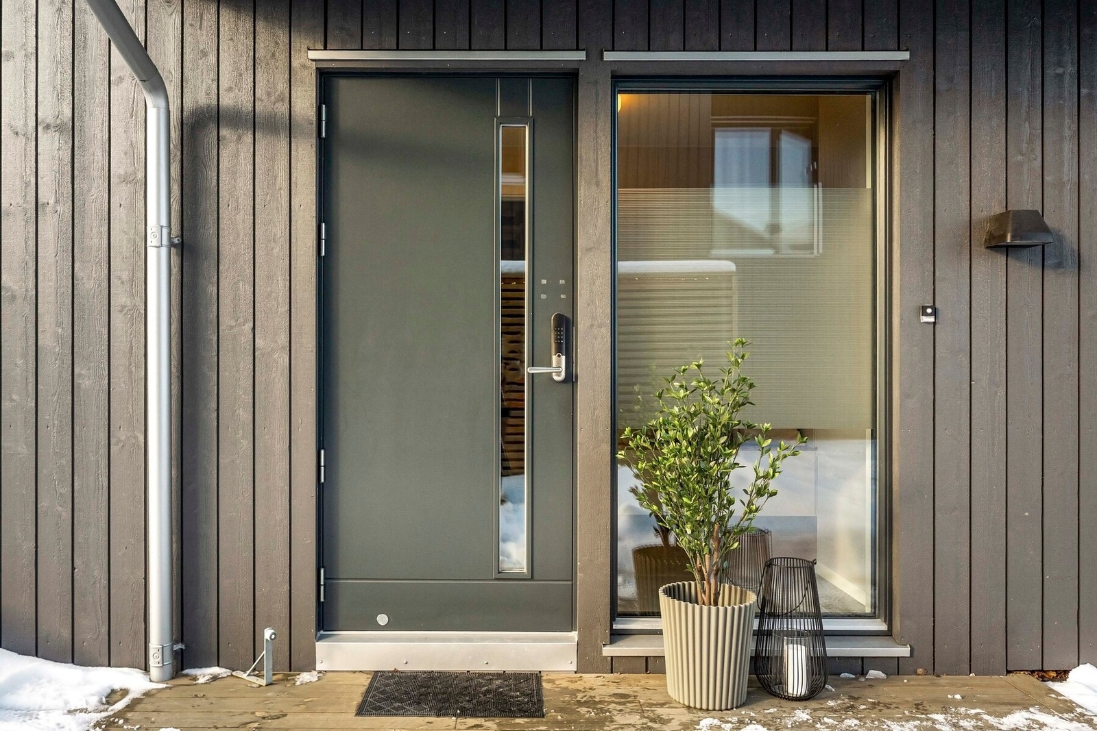 Boligen har isolert inngangsdør med glassfelt og smartlås fra Yale Doorman. Galleribilde