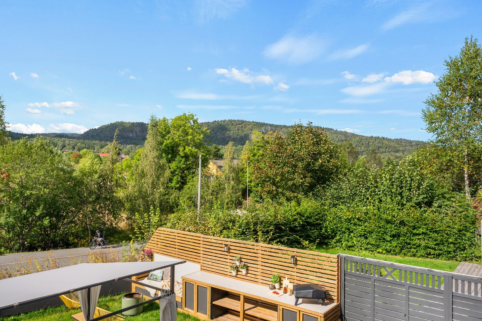 Området oppleves skjermet og privat, samtidig som det er åpent og luftig med hyggelig utsyn mot omkringliggende grøntområder. Galleribilde