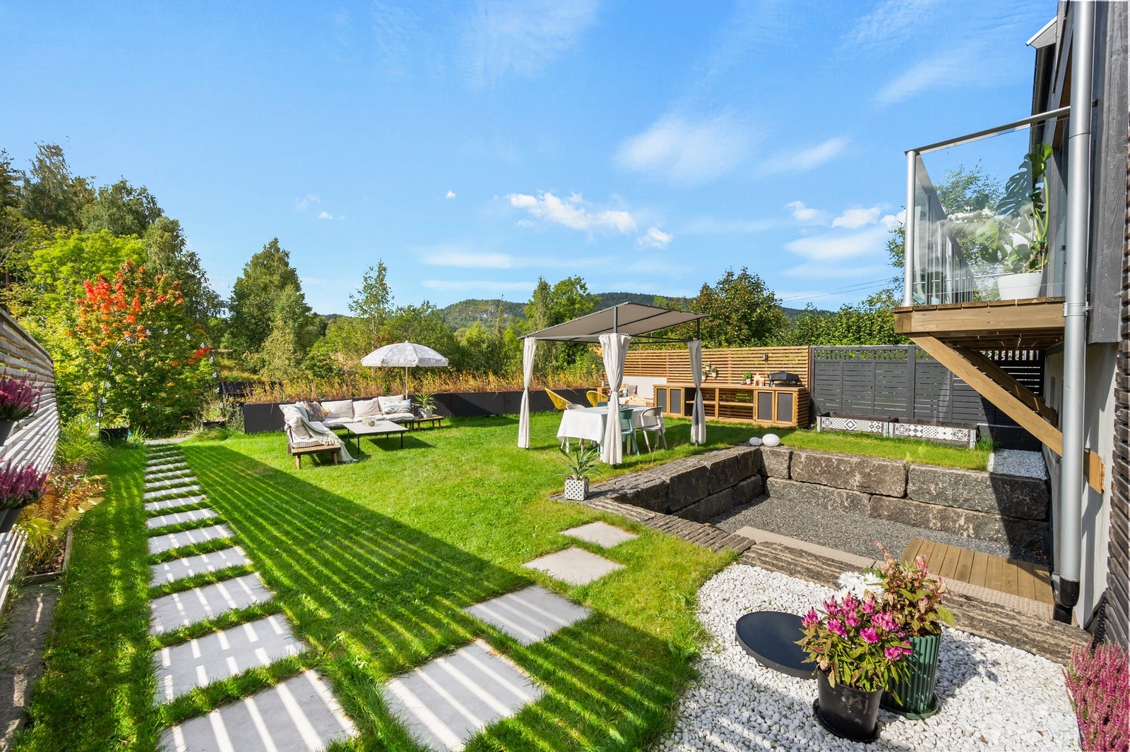 Hagen er pent anlagt med plenarealer, beplantning og praktiske gangstier som gir et ryddig og helhetlig uttrykk. Galleribilde