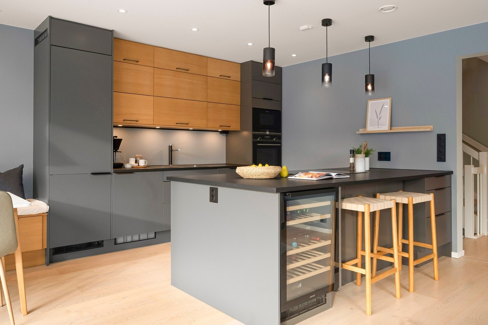 Kjøkkenet ligger i en åpen og sosial løsning mot stuen - perfekt for både hverdagsliv og sosiale sammenkomster. Galleribilde