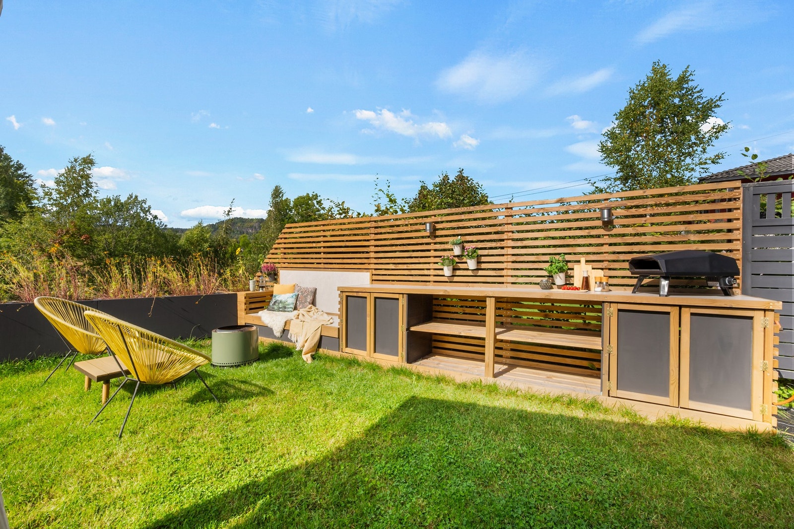 Det er etablert naturlige soner for avslapning og utemøblering, samt god plass til grill og langbord på fine sommerdager. Galleribilde