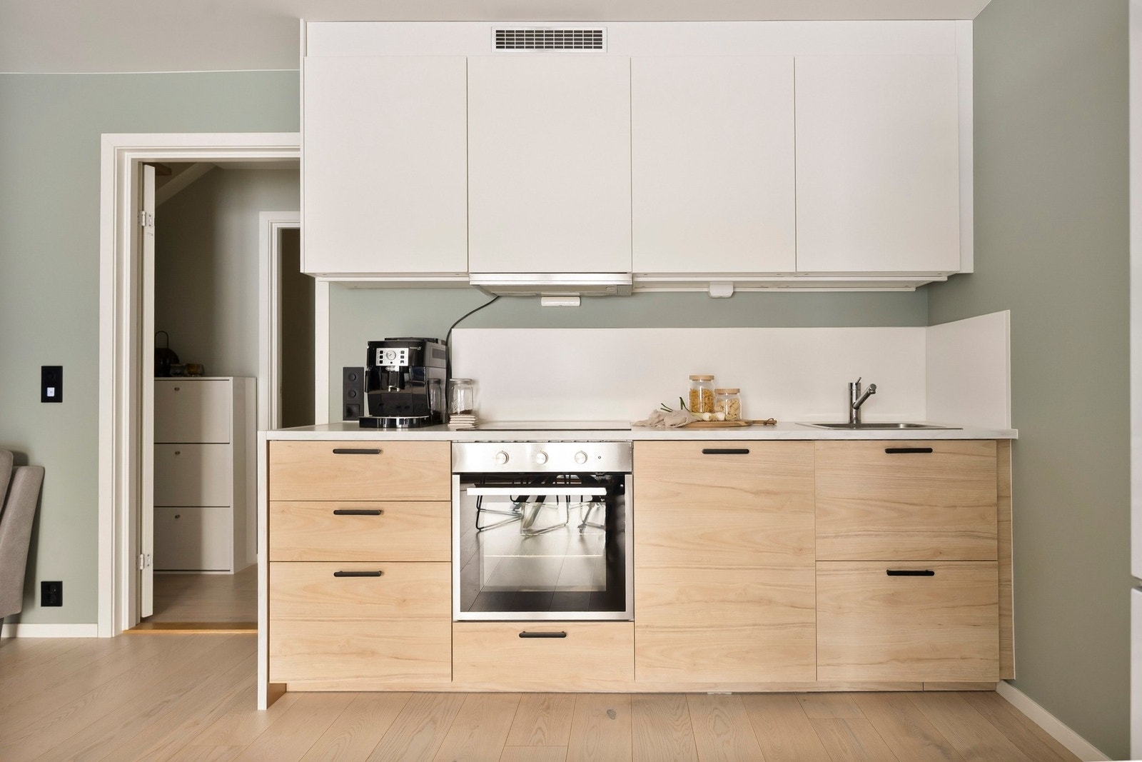 Innredningen er fra IKEA (2022) med laminerte skrog, slette fronter og laminat benkeplate med nedfelt oppvaskkum. Galleribilde