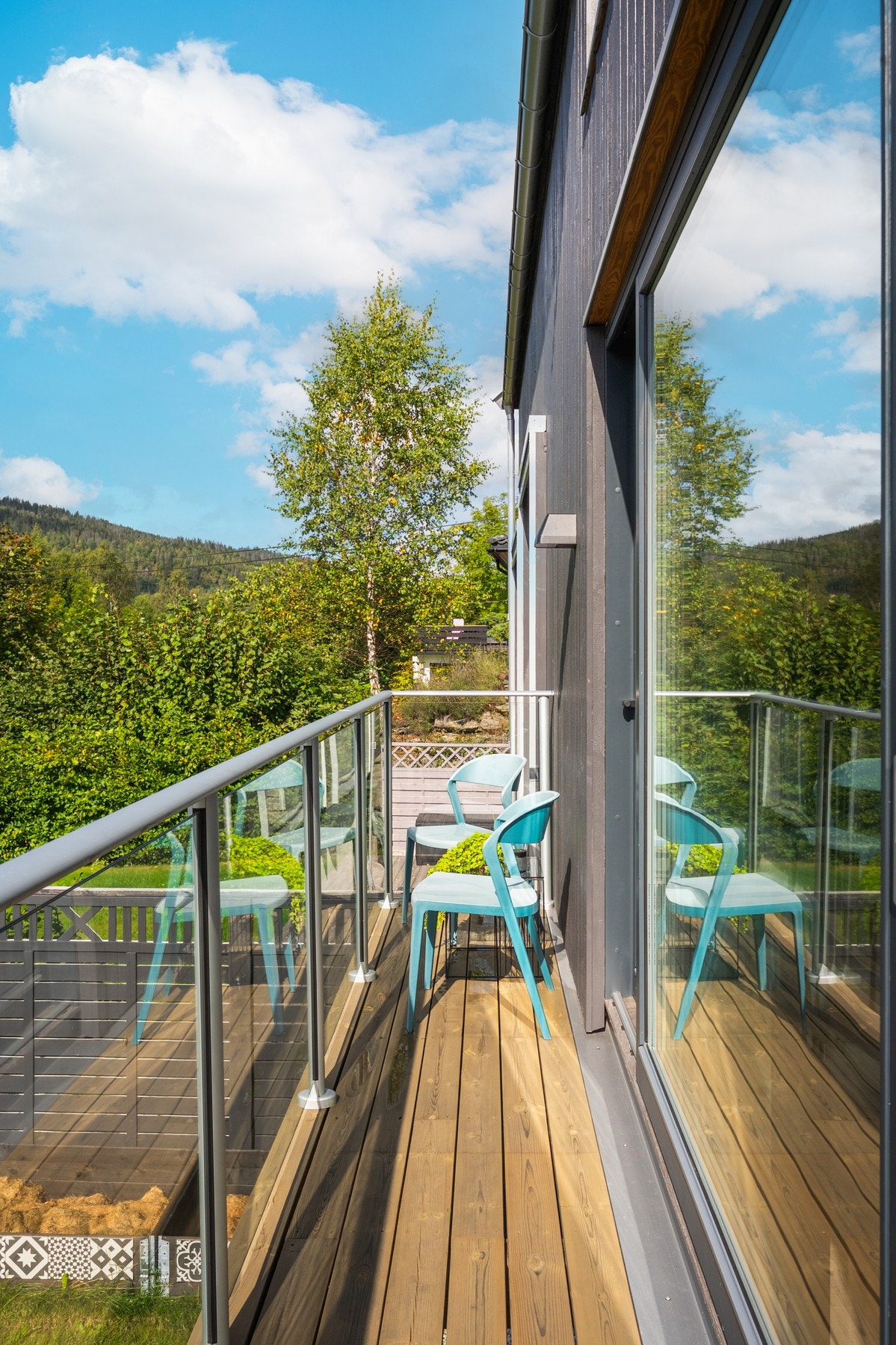 Her har du plass til stoler, bord og dekorativ beplantning. (utebildene er tatt på sommerstid, boligen er ikke lagt ut for salg før) Galleribilde