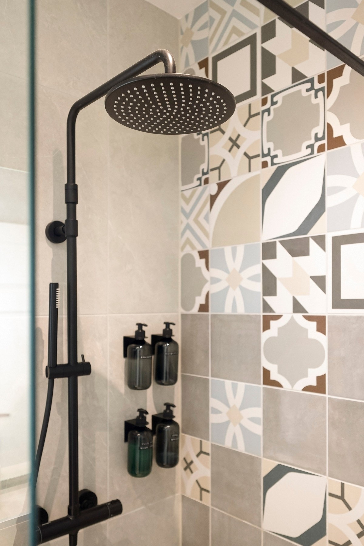 Badet har nedsenket dusjhjørne med skillevegg i herdet glass. Galleribilde