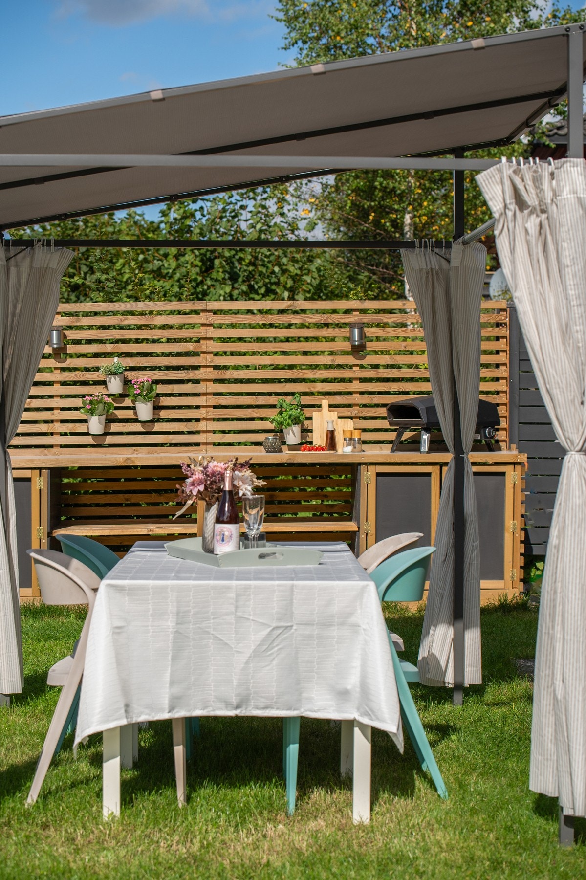 Her er det rikelig med plass til både sittegrupper, spiseplass og lek, noe som gjør uteområdet godt egnet for både hverdag og sosiale sammenkomster. Galleribilde