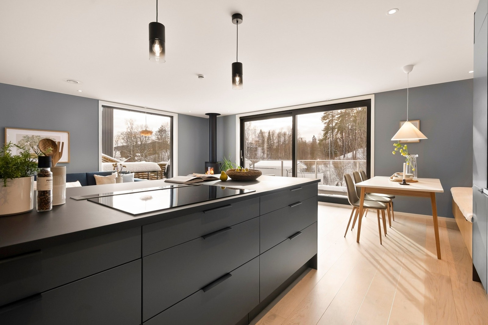 Halvøy med integrert kokesone gir gode arbeidsflater, rikelig med oppbevaringsplass samt en hyggelig sitteplass som innbyr til uformelle måltider og samvær. Galleribilde