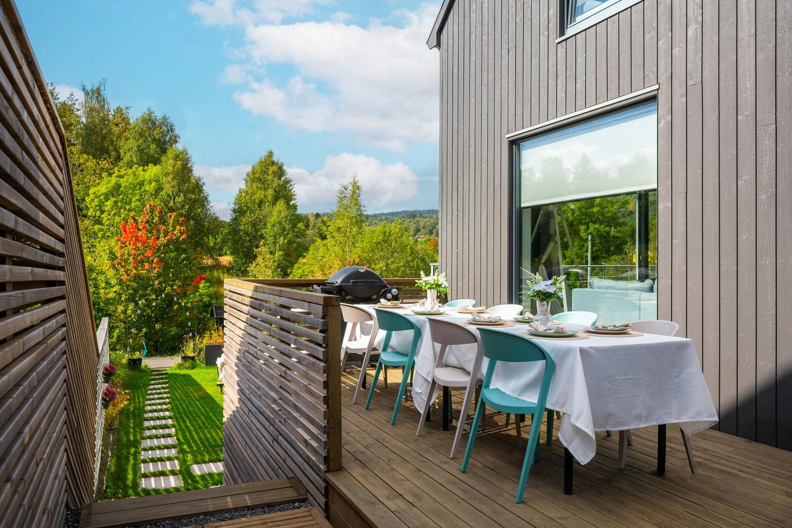 Her har du god plass til en større sittegruppe, grill og dekorativ beplantning. Galleribilde