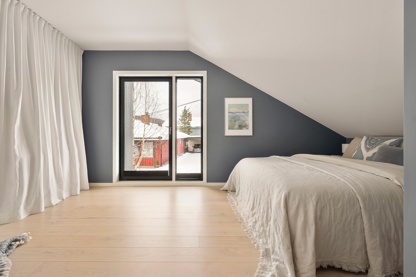 Soverommet har store vindusflater som slipper inn rikelig med naturlig lys og gir en luftig romfølelse. Galleribilde