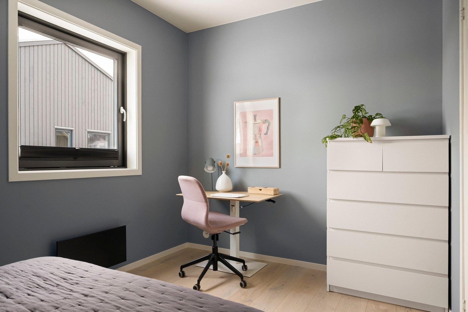 Alle soverom har malte vegger og gulv belagt med en-stavs eikeparkett. Galleribilde