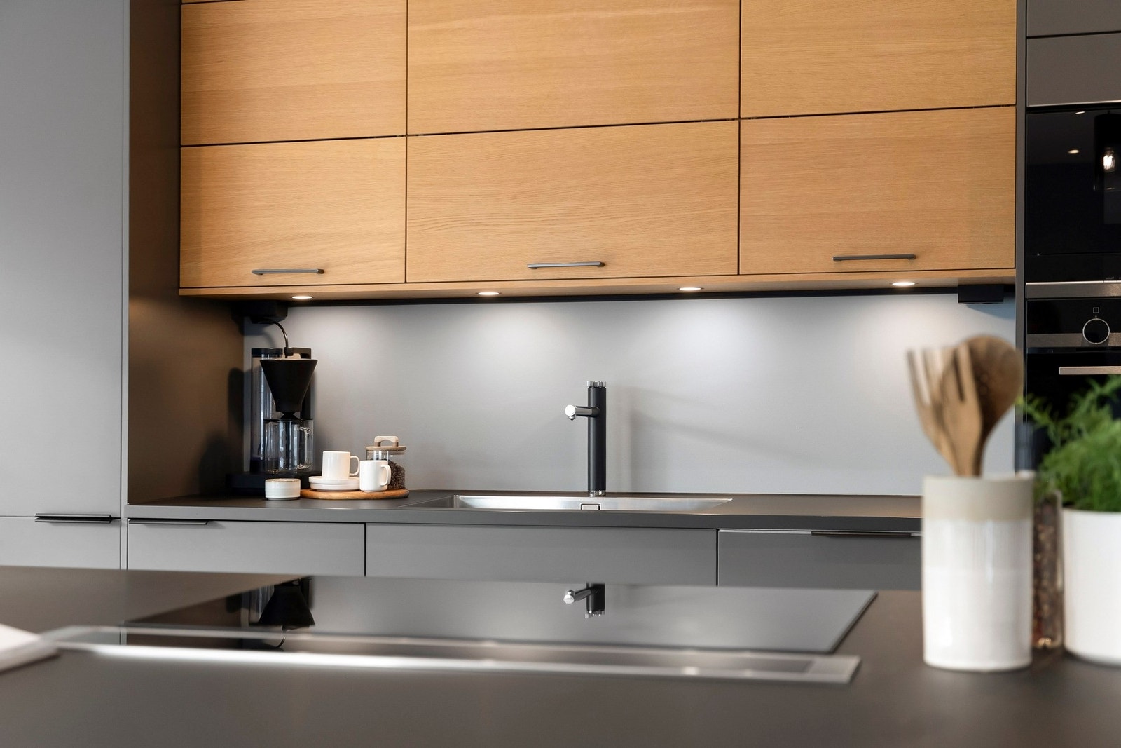 Innredningen er fra Sigdal (2021) og holder en moderne og stilren utførelse med laminerte skrog, slette fronter og laminat benkeplate med nedfelt oppvaskkum. Galleribilde