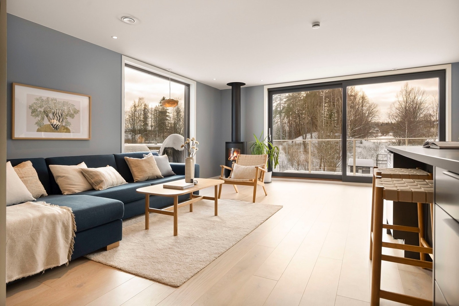 Boligens sosiale sone er innbydende med gode møbleringsmuligheter. Galleribilde