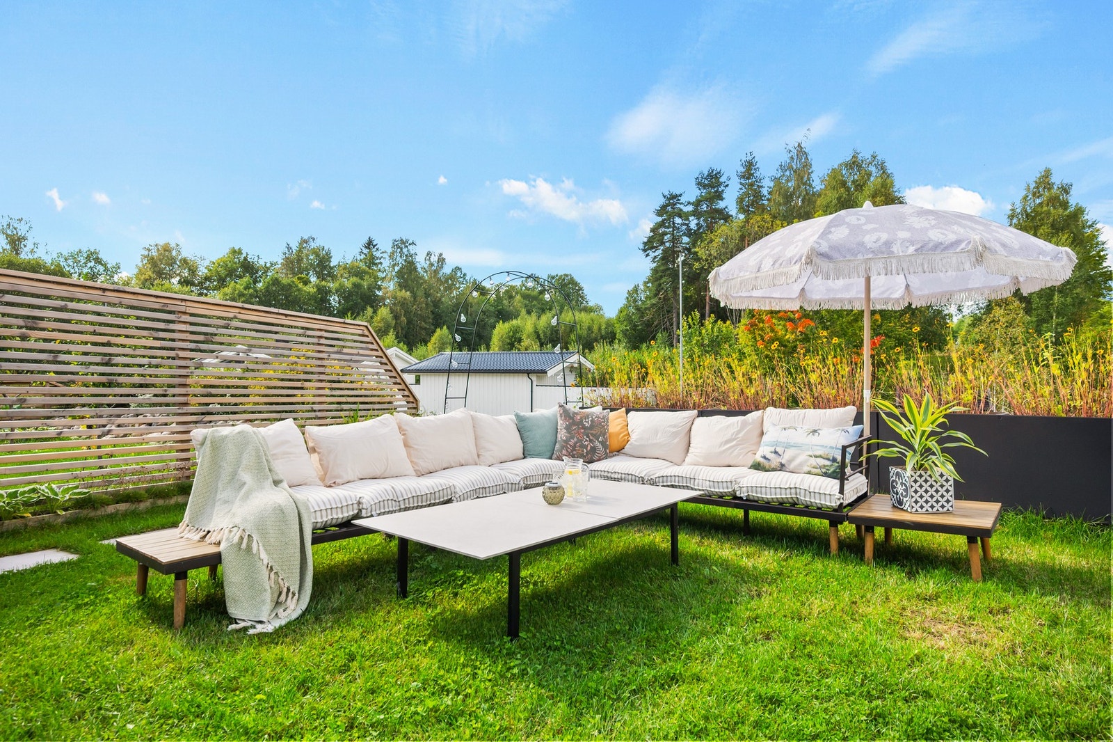 Hagen er pent opparbeidet med flere hyggelige oppholdssoner. Galleribilde