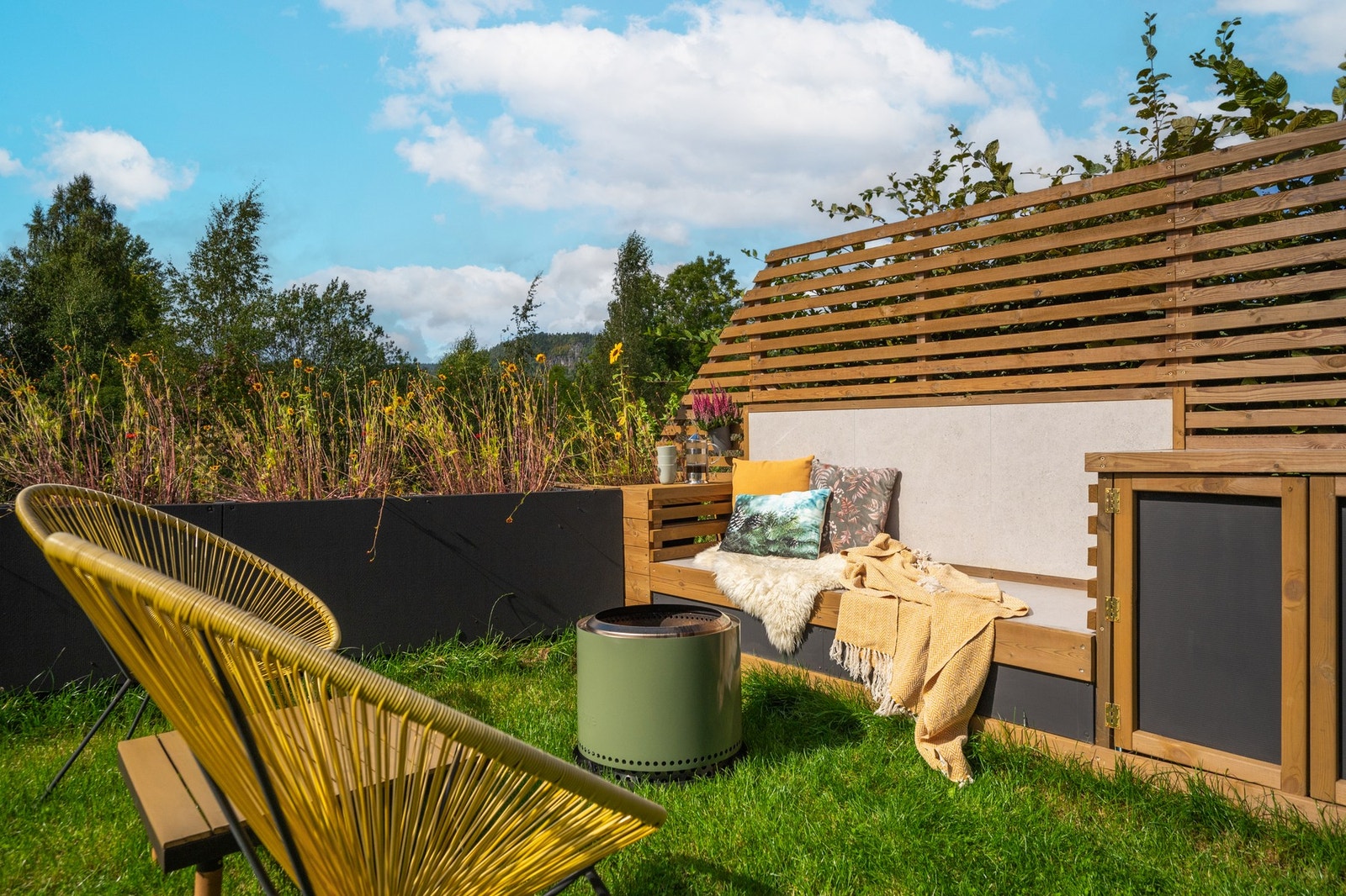 Det er etablert naturlige soner for avslapning og utemøblering, samt god plass til grill og langbord på fine sommerdager. Galleribilde