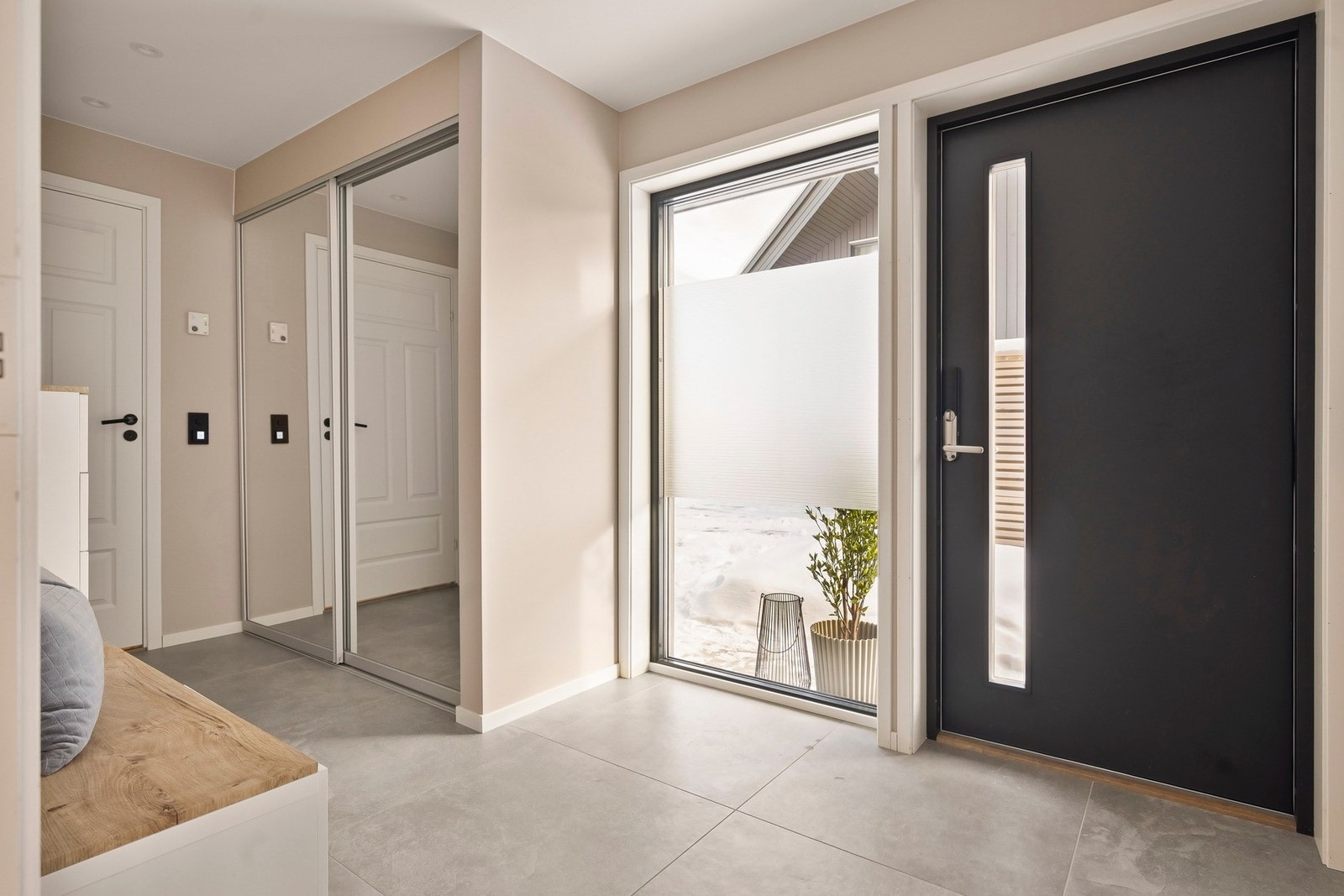 Velkommen inn! Det første som møter deg er en lys og romslig entré som gir et godt førsteinntrykk av boligen. Galleribilde