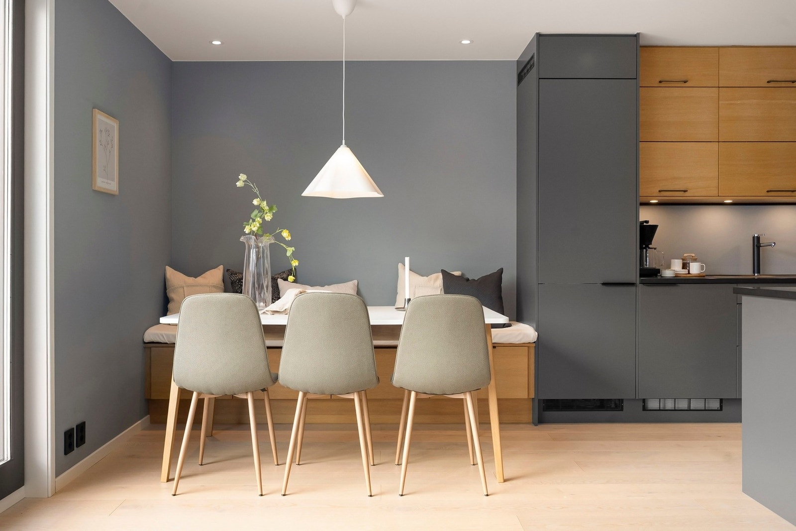 Stuen har god utforming med naturlig plass til en spisegruppe, sofa og TV med tilhørende møblement. Galleribilde