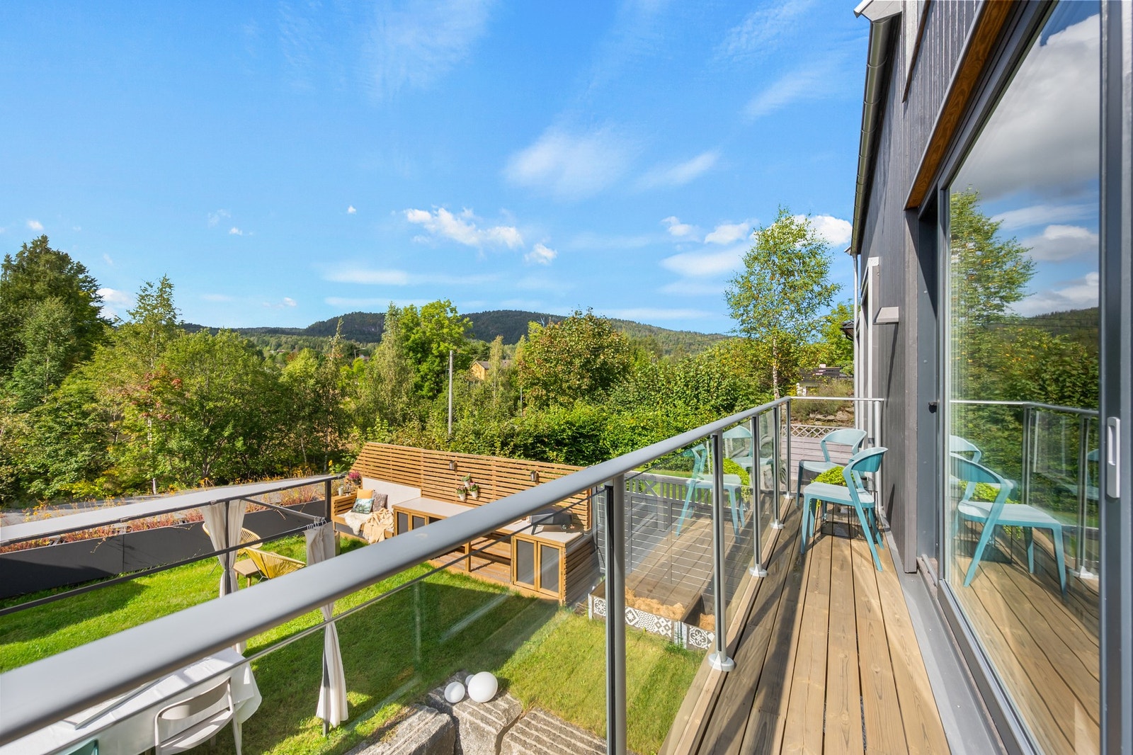 Her har du plass til stoler, bord og dekorativ beplantning. (utebildene er tatt på sommerstid, boligen er ikke lagt ut for salg før) Galleribilde