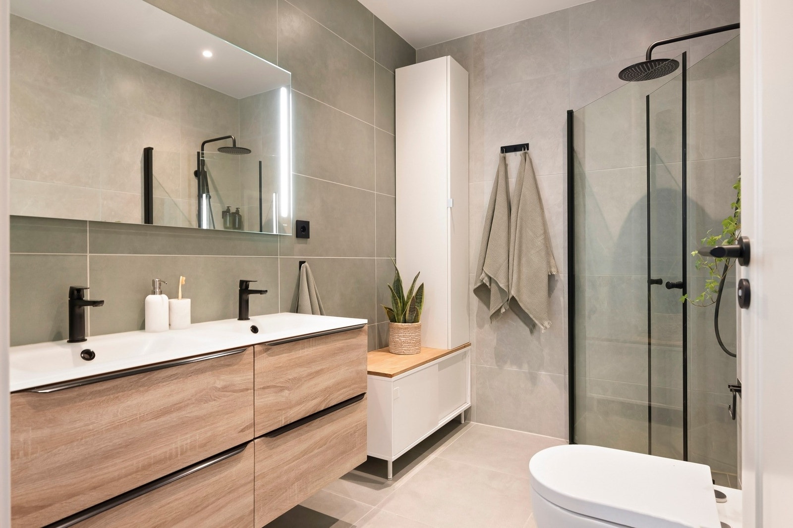 I boligens andre etasje finner du også et flislagt bad med behagelig varme i gulv. Galleribilde