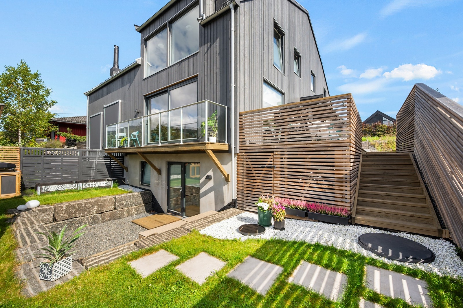 Det er bygget en trapp som tar deg videre ned til boligens hage. Galleribilde