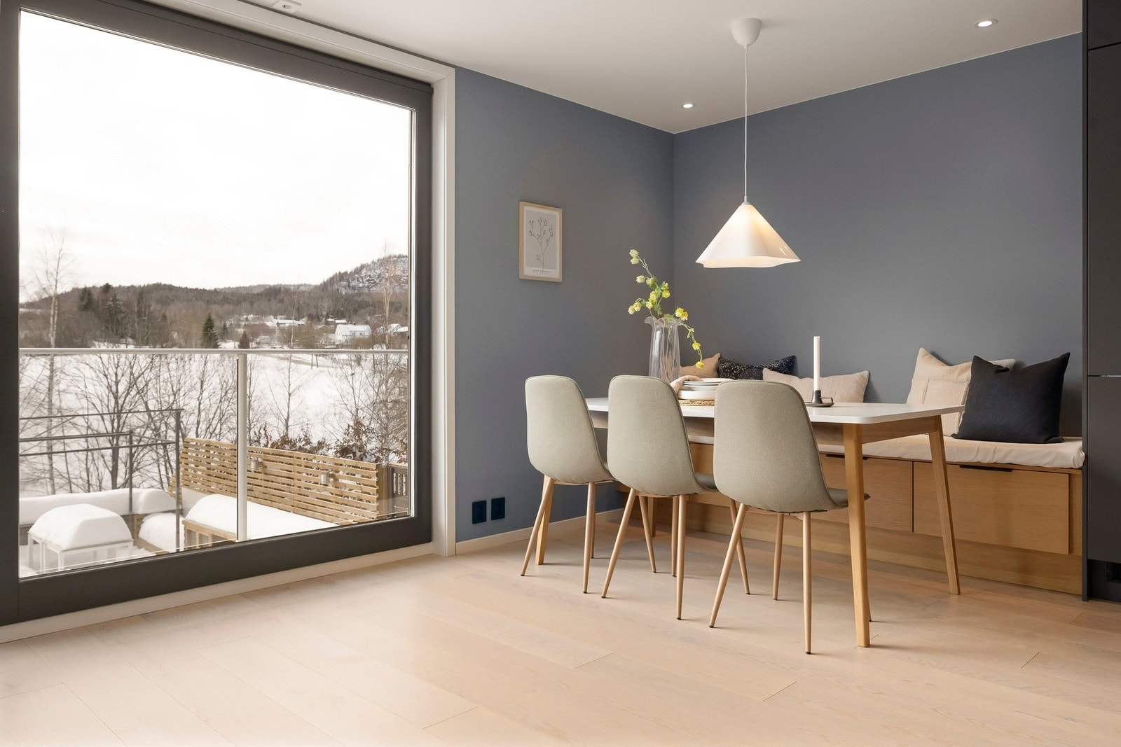 Det er store vindusflater som strekker seg fra gulv til himling og gir godt med naturlig lysinnslipp. Galleribilde