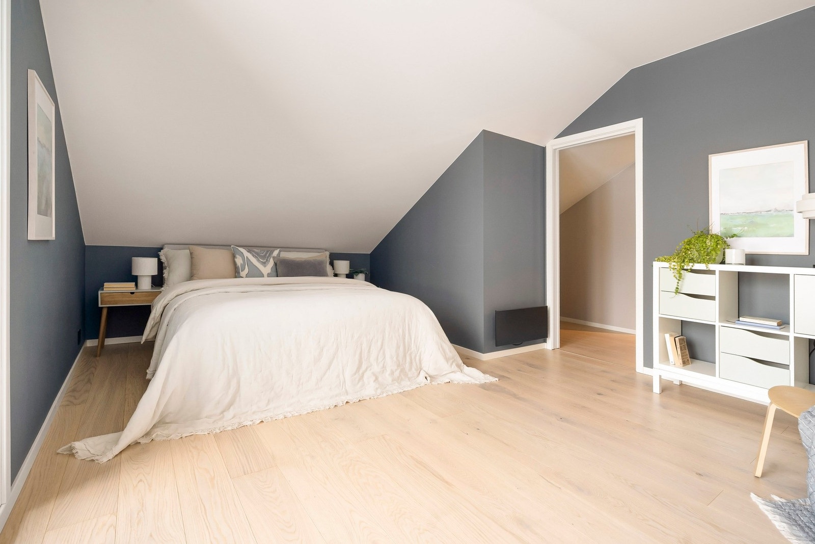 Hovedsoverommet er romslig med god plass til dobbeltseng, nattbord og dekor. Galleribilde