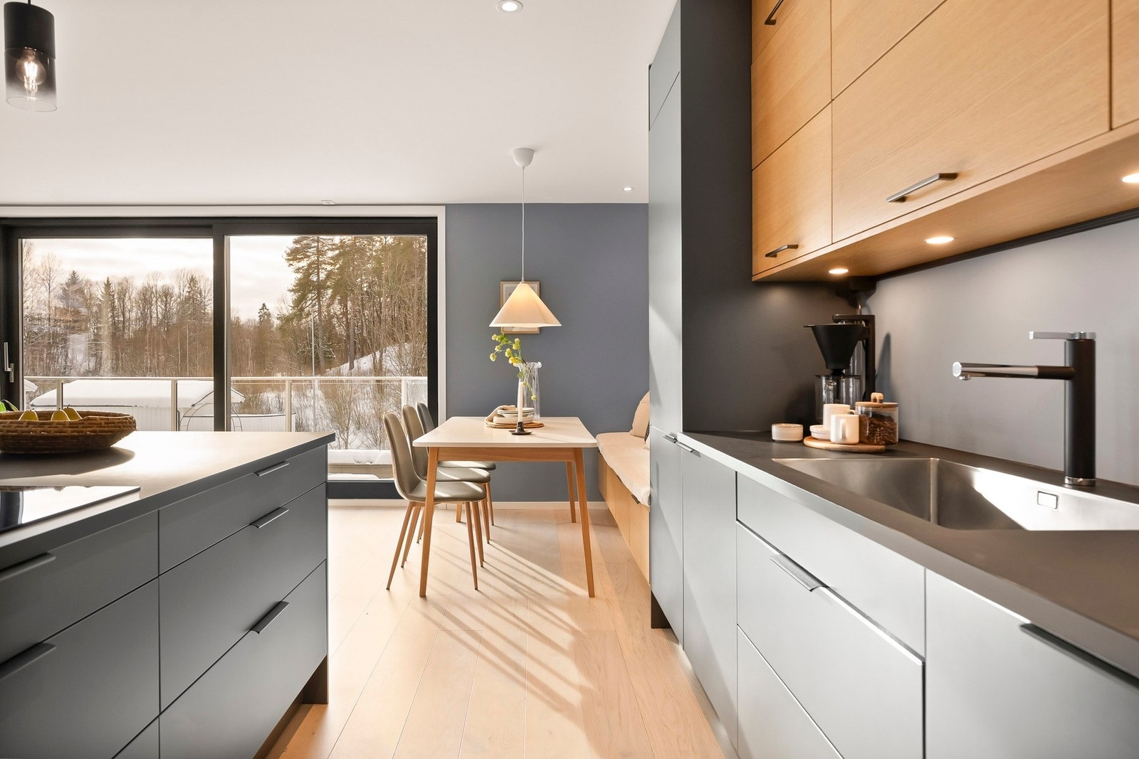 Et funksjonelt og gjennomført kjøkken med gode løsninger og moderne standard. Galleribilde