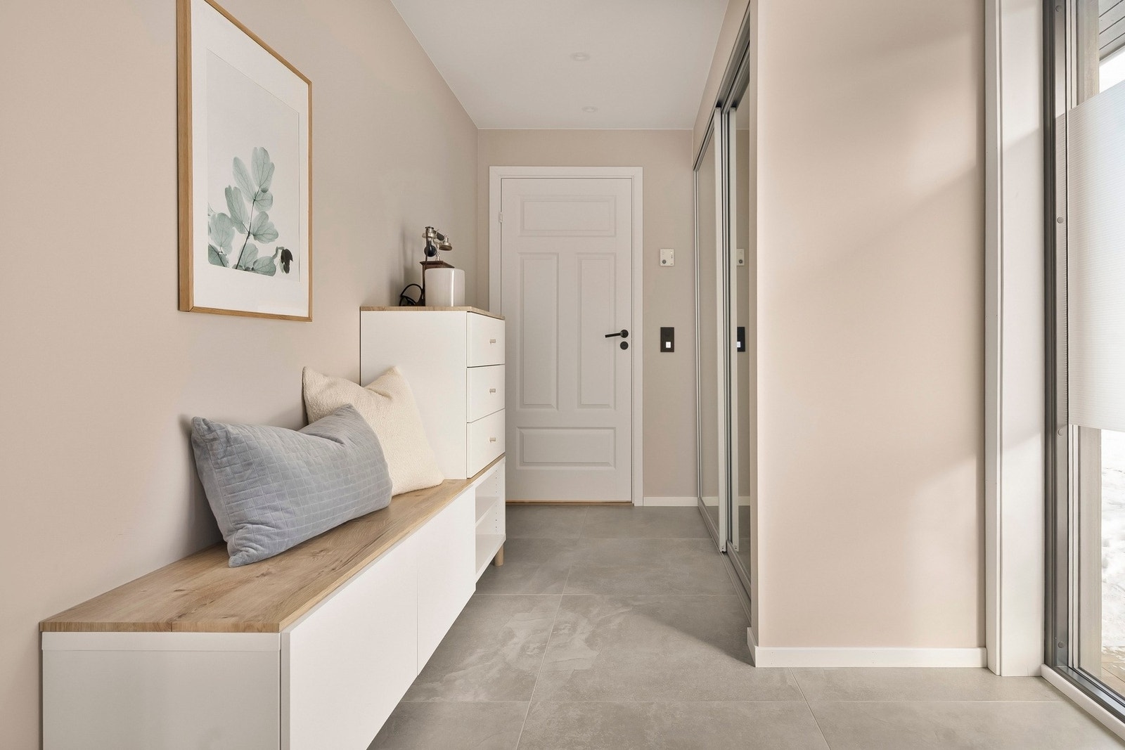 Det er satt inn en skyvedørsgarderobe med speilfronter med god plass til å henge fra seg yttertøyet. Galleribilde
