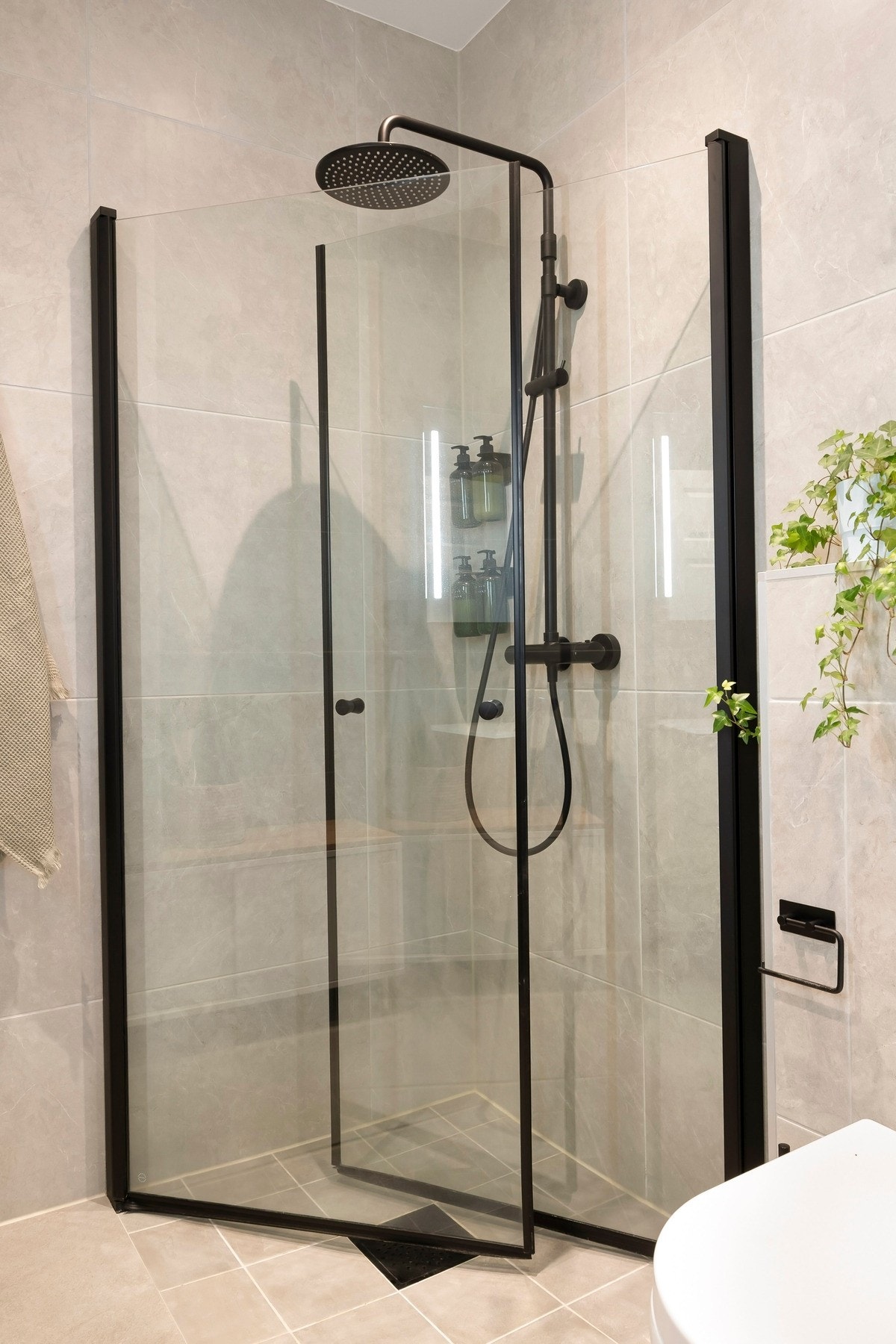 Badet har nedsenket dusjhjørne med innfellbare glassdører. Galleribilde