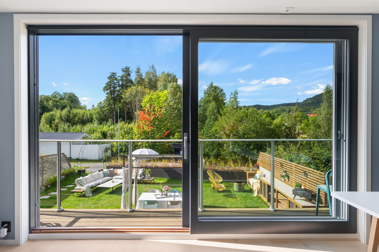 Fra stuen er det utgang til en balkong på 6 kvm. (utebildene er tatt på sommerstid, boligen er ikke lagt ut for salg før) Galleribilde